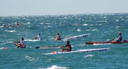 mehrere Ruderer im Coastal Rowing Wettkampf - Fast-Sports